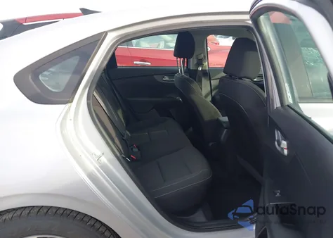 2021 Kia Forte Lxs z USA, uszkodzony, nr VIN 3KPF24AD4ME326166